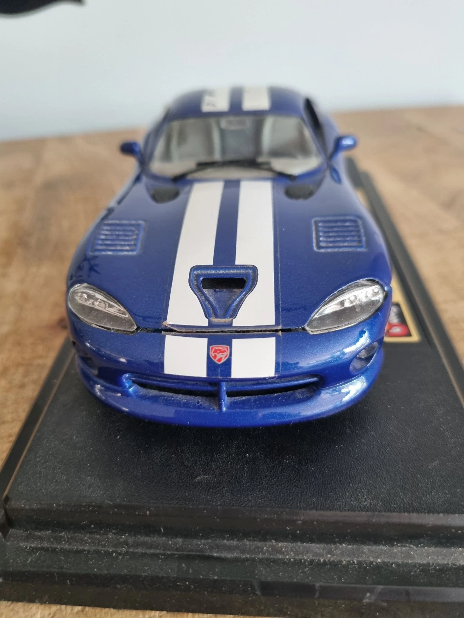 Miniatuur Dodge Viper GTS Coupé (1996) - Bburago (Blauw en Wit) – photo 3